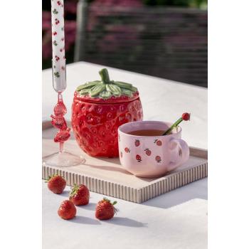 Lysfat rille med krukke jordbær og lysestake med jordbær