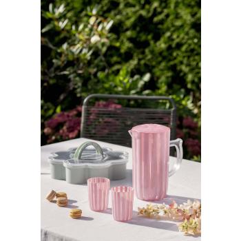 Servering ute fra tapas og vannkanne med matchende glass