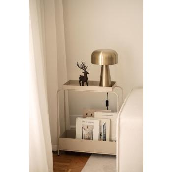 sidebord celine med bordlampe og magasiner stående ved siden av sofa