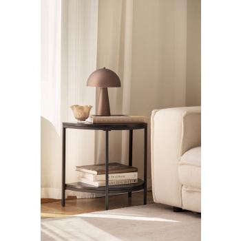 Sidebord Hedvig ved siden av sofa med bordlampe og telysholder