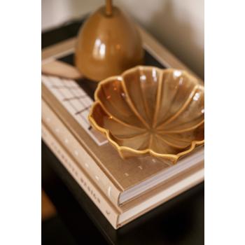 Dekorskål Caroline på bøker