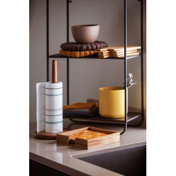 Serviettholder i tre på kjøkkenbenk