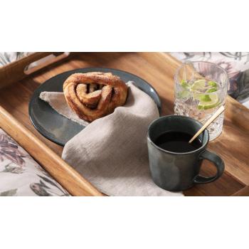 kopp iben med kaffe på brett june