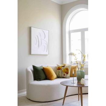 Sofa full av puter i matchende vårfarger 