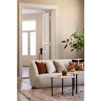 Stuemiljø med sofa, bord, puter, pynt og lys