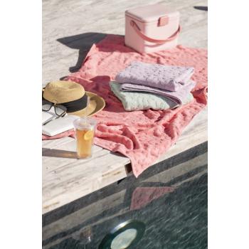 Strandhåndkle flower med drink og kjølebag ved bassengkant