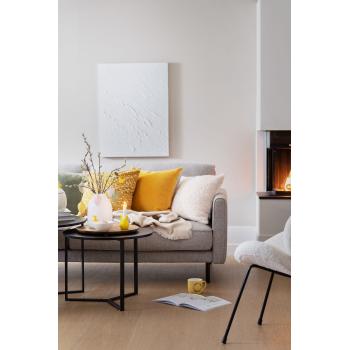 stue med sofa full av puter