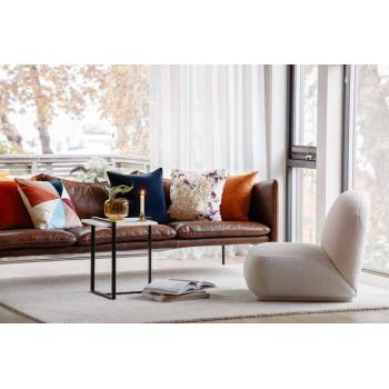 Loungestol Diva i stue med sidebord og sofa med puter