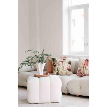 Puff Lykke i stue med lysfat og vase