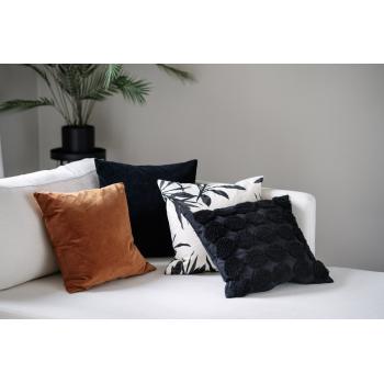 pyntepute i sort velour i sofa