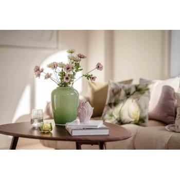 Vase petal på sofabord med vase og står i stylet stue