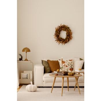 Stueinteriør i oransje, brun og grønne nyanser 