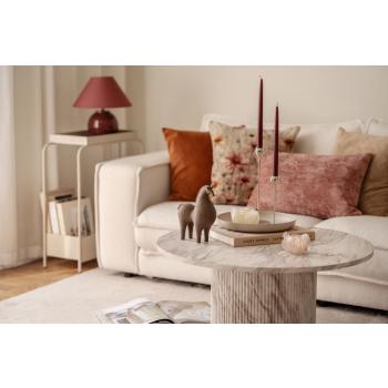 Stue interiør i rosa, burgunder, beige og brune toner