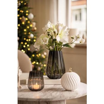 Vase eden med julepynt på stuebord