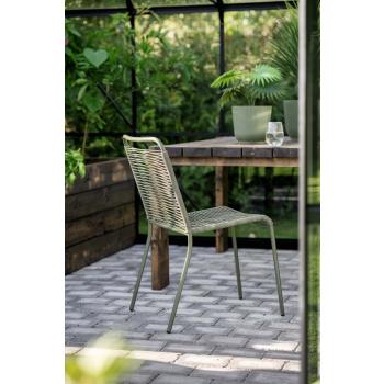 Utestol Line grønn ute i hage