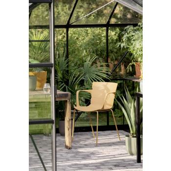 Utestol Synne gul stående ute i drivhus