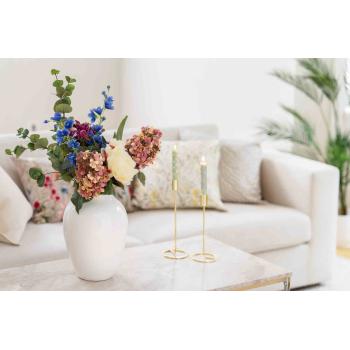 Sofabord med vase, bukett og lysestaker