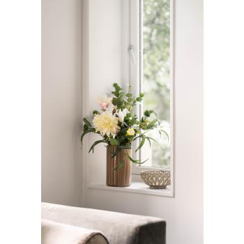 Vase Luca i vinduskarm med stor bukett