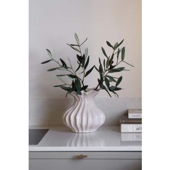 Vase emma med gren oliven på kjøkkenbenk