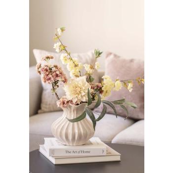 Vase emma med bukett på sofabord