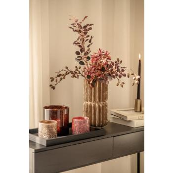 Gren småblader i oppsats med andre stilkblomster på konsollbord