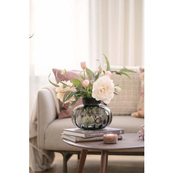 Roser og tulipaner bukett i vase frøy