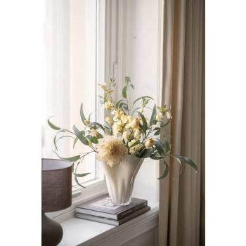 Vase Lisa med bukett i vinduskarm