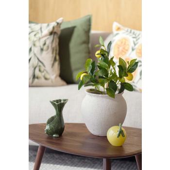 Vase stina med plante sitrontre ved siden av figur fisk og glasshøne