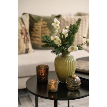 Bord med vase, julerose, lysholder snøstjerne og glitter med julekule krukke glass