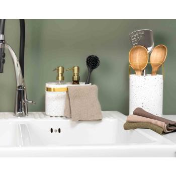 Kjøkkenkluter sammen med oppvasksutstyr ved kjøkkenvask