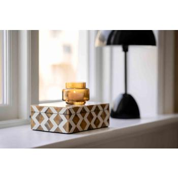 Lampe, boks og telysholder i vinduskarm